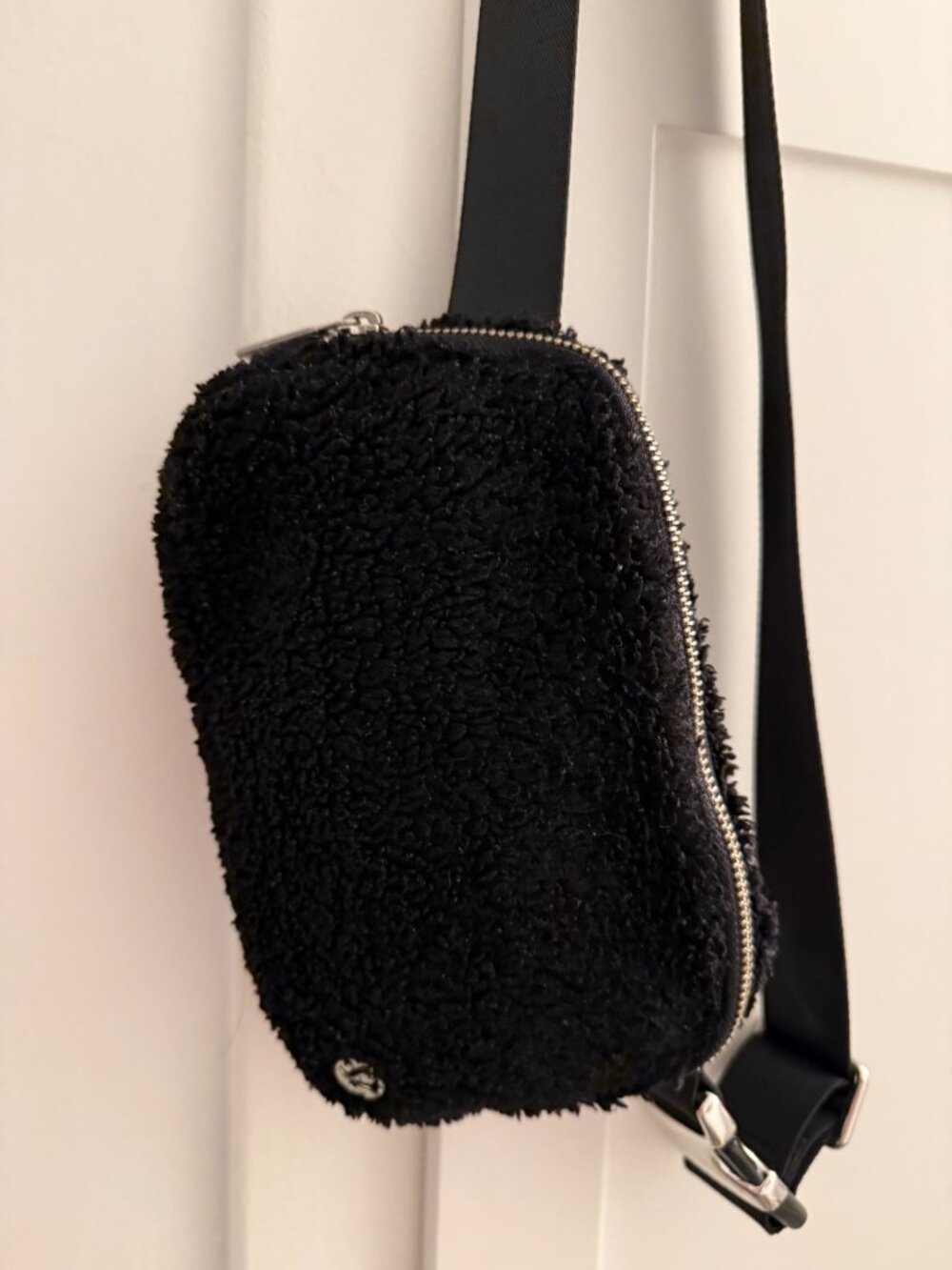 Lululemon Athletica Everywhere Crossbody Bag Black Sherpa - Picture 5 of 7
